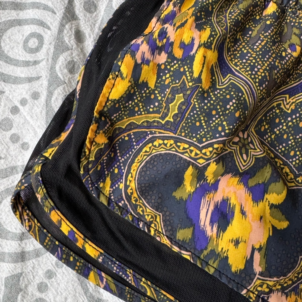 Patterned athletic shorts - Picture 2 of 3